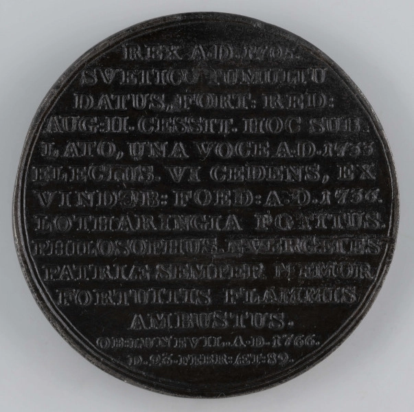N/7563/ML - AV. Popiersie króla w profilu w lewo, z odkrytą głową. Na górze napis w półkolu:
STANISLAUS I. LESZCZYNIUS
Sygnatura: I.I. REICHEL.F.

RV. Czternastowierszowy napis:
REX A.D.1705. / SVETIC(O) TUMULTU / DATUS, FORT:RED: / AUG:II.CESSIT.HOC SUB= / LATO, UNA VOCE A.D.1733 / ELECTUS.VI CEDENS, EX / VINDOB:FOED:A.D.1736. / LOTHARINGIA POTITUS. / PHILOSOPHUS, EVERGENTES / PATRIAE SEMPER MEMOR / FORTUITIS FLAMMIS / AMBUSTUS. / OB:LUNEVIL.A.D.1766. / D.23.FEBR:AET:89.