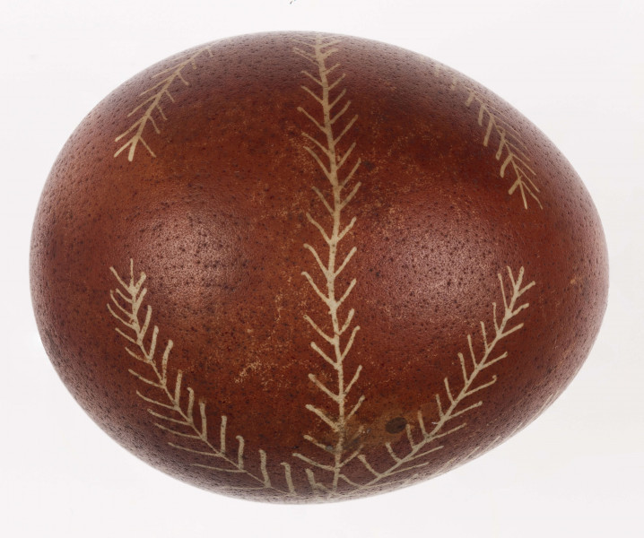 E/1073/ML - Technika batik. Podział podłużny na 2 części. Motyw krzyża z gałązek. Barwa tła brązowa, barwa motywu biała.