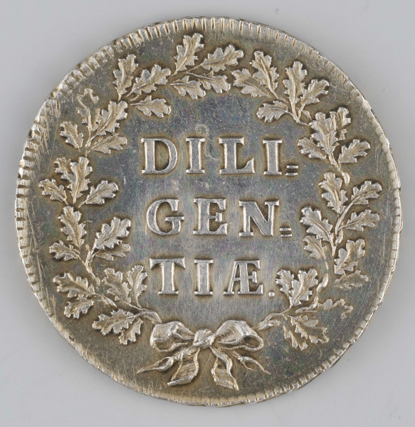 N/371/ML - AV. W wieńcu z dwóch gałązek laurowych ukoronowany monogram królewski. Całość ujęta obwódką grzebyczkową.

RV. W wieńcu z gałązek dębowych napis w trzech wierszach:
DILI = / GEN = / TIAE . 
Całość ujęta obwódką grzebyczkową.