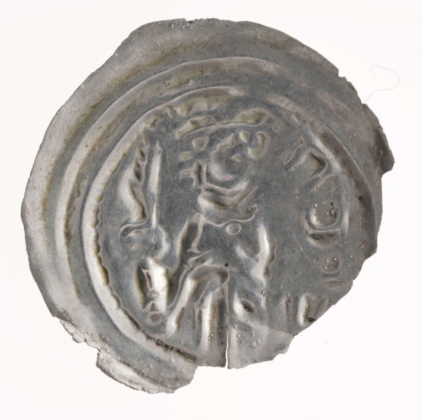 W podwójnej obwódce postać władcy ukazana od kolan w długiej szacie, trzymającego w prawej ręce gałązkę palmową. W polu po prawej napis literami hebrajskimi: bracha
(błogosławieństwo)
Ubytek monety na obrzeżu.
