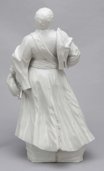 S/CS/657/ML - Figura z białej porcelany przedstawia króla Augusta III en pied na cokole zdobionym plastycznie modelowanymi różami i goździkami. Król stoi w kontrapoście, z lekko uniesioną głową, prawą rękę opiera na biodrze, w lewej opuszczonej trzyma czapkę okrągłą obszytą futrem. Ubrany jest w polski strój szlachecki: żupan, kontusz z zarzuconymi wylotami i pas. Na piersi ma order Złotego Runa i wstęgę z krzyżem orderu Orła Białego, przy lewym boku szablę na ozdobnych rapciach.
Figura stanowi wierne odwzorowanie portretu króla wykonanego przez Louis de Silvestre'a nadwornego malarza ok. roku 1737 (obecnie w zbiorach Muzeum w Wilanowie).