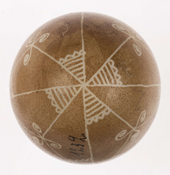 E/1232/ML - Technika batik. Podział na podłużny na 4 części, podział poprzeczny na 2 części. Na skrzyżowaniu linii motyw swastyki, Wewnątrz pól motyw trykwetru. Barwa tła brązowa, barwa motywu biała.