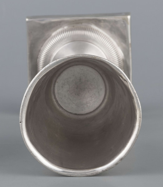 S/Mt/557/ML - Czara koniczna z brzegiem obwiedzionym wałkiem, trzon zdobiony kapturkiem z repusowanym w liście akantu, stopa okrągła z kwadratową plintą. Brzeg stopy karbowany. Na powierzchni czary grawerowany wzór stylizowanej wici roślinnej.
Na brzegu plinty sygnatury wypukłe majuskułą w prostokatnych ramkach:
- J.GAŁECKI
- w LUBLINIE
- punca owalna z przedstawieniem dłoni 
i punca okrągła z oznaczeniem próby 