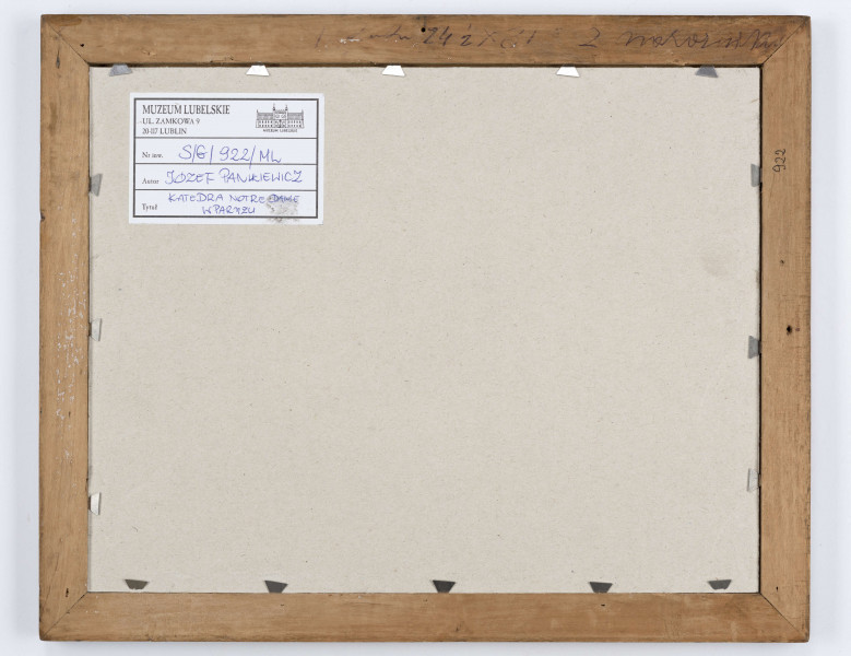 Widok katerdy Notre Dame w Paryżu. Na pierwszym planie widok wysokiego nabrzeża rzeki, wzdłuż którego zacumowane trzy barki. Powyżej, na drugim planie monumentalna bryła katedry. Horyzontalny układ kompozycji równoważą piony masztu usytuowanej centralnie łodzi i iglicy kościoła. Poszczególne elementy kompozycji budowane przy pomocy długich, poziomych kreskowań.
