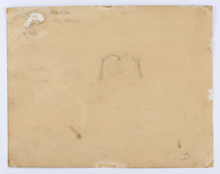 Widok zamku w Kazimierzu Dolnym w ujęciu od strony południowo-wschodniej, z Góry Trzech Krzyży. Na porośniętym drzewami, usytuowanym centralnie wzgórzu mury zamku. Na pierwszym planie kryty gontem dach plebanii. Po prawej fragment połozonej u stóp wzgórza drogi, po lewej łuk drewnianego ogrodzenia i pochylona sylwetka mężczyzny. 
