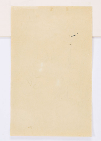 Scena rodzajowa we wnętrzu. W centrum, z lekkim przesunięciem na prawo ukazany perspektywicznie długi stół z zasiadającymi wokół biesiadnikami. Na pierwszym planie, widziana od tyłu sylwetka kobiety w długiej sukni z trenem, w jej prawej ręce kielich napełniany przez stojącego obok mężczyznę. Z lewej wychylony ku tyłowi mężczyzna z ozdobionym piórem kapeluszem w ręku. Po obu stronach stołu kilka postaci, jedna z nich, po prawej przechylona na stół. Na stole nakrycia i puchar. Za stołem, po prawej fr. architektury oraz kobieta niosąca dzban. Z lewej, przy krawędzi zarys budynku, w głębi, na tle pokrytego plamami chmur nieba wieża w kształcie ostrosłupa z kulą w zwieńczeniu. Przedstawienie szkicowe, bez dbałości o szczegóły. Elementy zaznaczone swobodną szarą plamą i podkreślone niebieską, atramentową kreską z akcentami wyraźnego obrysu tuszem.
