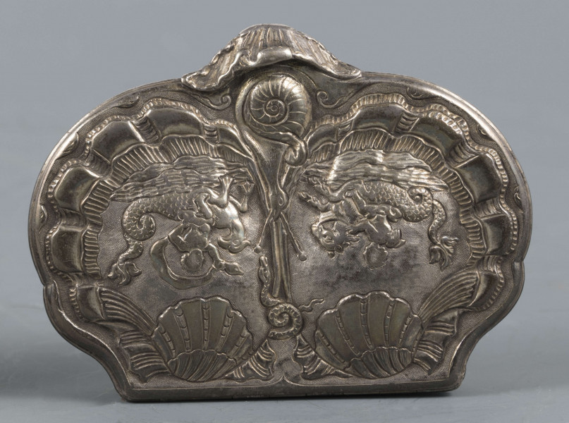 S/Mt/566/ML - Denko puklowane w formie dwóch złożonych symetrycznie muszli, zdobionych rzędami kampanuli i podobnie uformowane wieczko, z bogatszą dekoracją. Na powierzchni muszli relief przedstawiający dwa hipokampy z zakręconymi rybimi ogonami - prawy z głową konia, lewy z głowa orła - dosiadane przez putta. W polach między muszlami na dole slimak, u góry wąż. Ścianki boczne grawerowane : elementy pejzażu, ptak, królik, kwiaty i kratka regencyjna. Wnętrze złocone.
 Wewnątrz na denku i wieczku powtórzone punce ze znakami:
- miejska Paryża z 1. poł XVIII w. (litera S pod koroną
- złotnika o inicjałach 