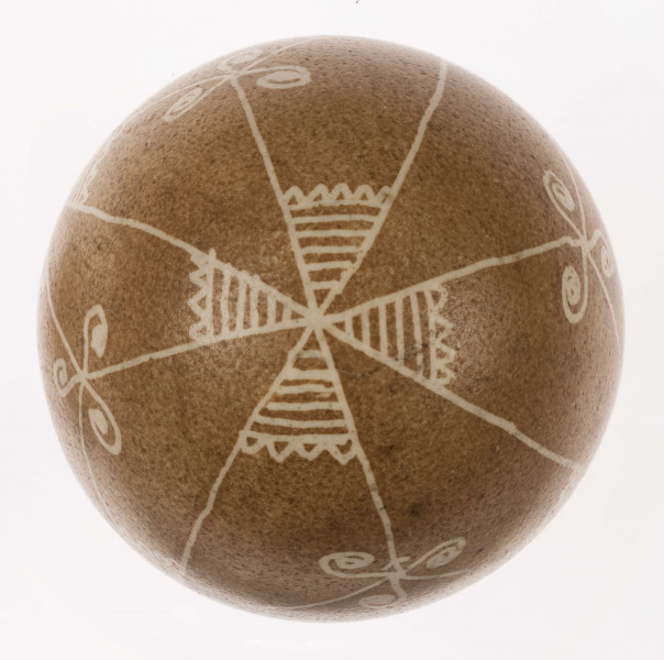 E/1232/ML - Technika batik. Podział na podłużny na 4 części, podział poprzeczny na 2 części. Na skrzyżowaniu linii motyw swastyki, Wewnątrz pól motyw trykwetru. Barwa tła brązowa, barwa motywu biała.