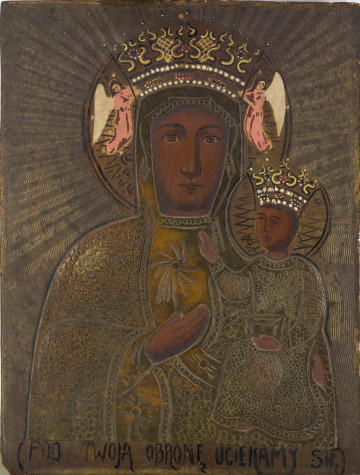 Obraz na dykcie, prostokątny, bez ramy, przedstawiający Matkę Boską Częstochowską, tzw. płaskorzeźbowy. Tło obrazu oraz szaty postaci płaskorzeźbione; tło w cienkiej warstwie masy plastycznej, natomiast szaty w grubszej warstwie masy naklejonej na dyktę. Twarz, dłonie, aureole i korony MB i Dzieciątka są malowane bezpośrednio na dykcie. Obraz jest równomiernie pokryty ciemnym nalotem, spod którego miejscami przebija złocista farba, na tle i na szatach. Tło jest ozdobione ornamentem grzebykowym (wyciskanym), który ma układ promienisty wokół aureoli postaci MB. Szaty ukształtowane w grubszej warstwie masy są ozdobione wyciskanymi kółeczkami, szlaczkami, kwiatkami. Twarz i dłonie – ciemnobrązowe, a rysy podkreślone bardzo ciemną kreską konturową. Aureola MB – z aniołami z różowych szatach, z obrzeżem i geometrycznym wzorkiem. Korony, z ornamentem geometrycznym, malowanym czarną i żółtą farbą z akcentami czerwonymi i białymi. U dołu obrazu, znajduje się czarną farbą malowany napis: POD TWOJĄ OBRONĘ UCIEKAMY SIĘ.