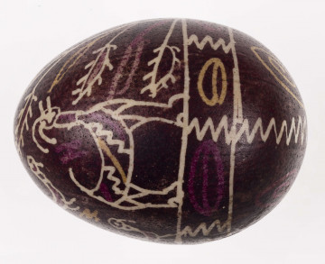 E/1137/ML - Technika batik. Podział poprzeczny na 2 części. Motyw zwierzęta i drzewo (podwórze z kurczętami, pawiem i kozą, skubiącą listki). Barwa tła ciemnofioletowa, barwa motywu fioletowa, żółta i biała.

