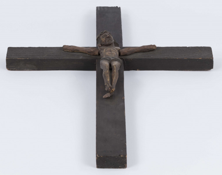 E/371/ML - Rzeźba w drewnie przedstawiająca Chrystusa Ukrzyżowanego na krzyżu sosnowym. Głowa w cierniowej koronie, schylona lekko w prawa stronę. Ciało nagie. Polichromowana, kolor brązowy. Ręce nieudolnie dorobione przez innego rzeźbiarza, z innego drewna. 