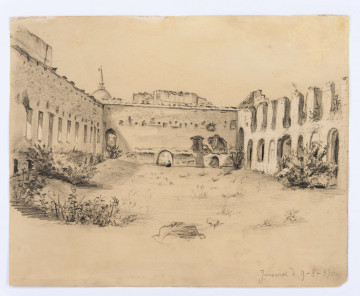 Widok ruin zamku w Janowcu w ujęciu od wschodu, od strony wjazdu - na tzw. Dziedziniec Wielki. Na pierwszym planie rozległa płaszczyzna porośniętego roślinnością dziedzińca, zamknieta ukazanym centralnie skrzydłem wschodnim. Na osi półkoliste przejście. Po prawej część zrujnowanego północnego skrzydła zamku - tzw. Domu Północnego z zamkniętymi półkoliście otworami okiennymi i drzwiowymi, po lewej amfilada południowa (Pałac Andrzeja Firleja) rozczłonkowana w partii przyziemia prostokątnymi otworami. 
