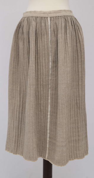 E/879/ML - Zapaska z lnianego płótna, trefiona, wszyta w pasek. U dołu stębnowana szafirową i czerwoną nicią, zakończona ząbkami z białych nici. 