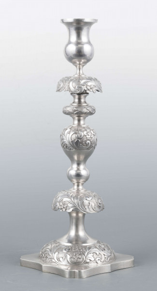 S/Mt/501/ML - Stopa okrągła nacokoliku kwadratowym z profilowanym brzegiem, trzon tralkowaty z talerzykiem i dwoma kołnierzami, tulejka w kształcie kielicha. Na brzegu stopy, kołnierzykach i w górnej części trzonu moletowany wzór wici roślinnej z kwiatami -  ornamenty polerowanę na zmatowionym tle. Na talerzyku wzór lancetowatych liści. 
Na boku cokolika słabo czytelna sygnatura majuskułą w prostokątach:
- I.SZTERN
- dodatkowy znak warsztatowy w postaci cyrklowej rozetki
- znak probierni warszawskiej z monogramem probierza 