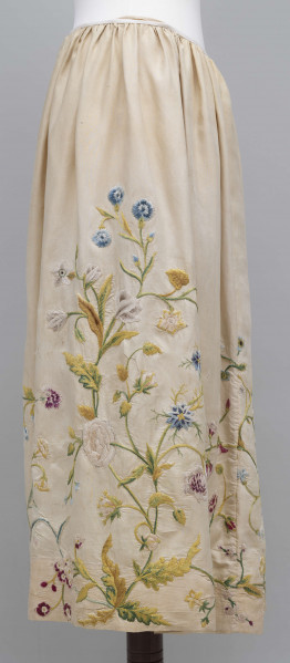 E/890/ML - Zapaska wykonana z jedwabiu koloru kremowego. Haftowana w kolorowe kwiaty. Haft płaski cienowany.