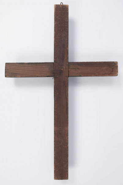 E/371/ML - Rzeźba w drewnie przedstawiająca Chrystusa Ukrzyżowanego na krzyżu sosnowym. Głowa w cierniowej koronie, schylona lekko w prawa stronę. Ciało nagie. Polichromowana, kolor brązowy. Ręce nieudolnie dorobione przez innego rzeźbiarza, z innego drewna. 