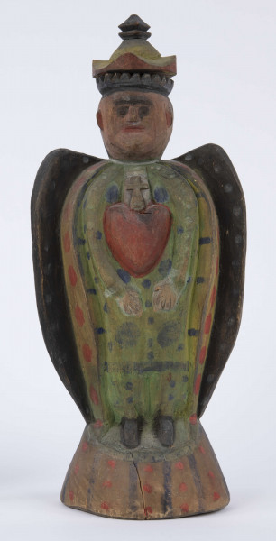 E/8100/ML - Rzeźba pełna wykonana z jednego kawałka drewna lipowego, polichromowana. Postać w hieratycznej postaci, w układzie frontalnym. Ręce wsparte na biodrach. Postać stoi na stożkowatym cokole. Na głowie korona z dwóch oddzielnych kawałków drewna, złączonych ozdobnym czopem drewnianym. Włosy czarne, ręce i twarz różowa, korona żółta z czerwonym obrzeżem, zwieńczenie czarne. Płaszcz stylizowany, przypominający skrzydła lub ornat, czarny. Szaty wewnętrzne żółte z czerwonymi plamkami. Wewnątrz długie, zielone z niebieskimi plamami. Buty czarne. Na piersiach duże otwarte serce zwieńczone czarnym krzyżem. Cokół w naturalnym kolorze drewna, ozdobiony pionowymi niebieskimi paskami i czerwonymi kropkami. Wym. cokołu: 13 x 10,5 cm. Sygnatura na spodzie (pisana): Jan Kaproń.