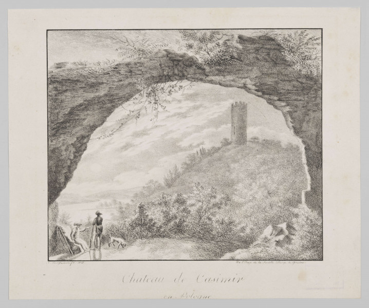 S/G/701/ML - Widok wzgórz z basztą w Kazimierzu oglądanego przez arkadę bramy zamku. Tworząca ramę kompozycji arkada na pierwszym planie mocno zrujnowana, z porastającymi ją krzewami. 
W prześwicie, po prawej, w głębi wzgórze z sylwetą okrągłej, zwieńczonej krenelażem baszty. Po prawej, przy ruinie bramy scena rodzajowa. Przy szałasie siedząca postać wskazująca wyciągniętą ręką coś odwróconemu tyłem, opartemu o strzelbę mężczyźnie, obok nich pies. W tle fragment rozlewiska rzeki i pokryte chmurami niebo. Przedstawienie utrzymane w odcieniach szarości, operujące zespołami miękkich, drobnych plam. 

