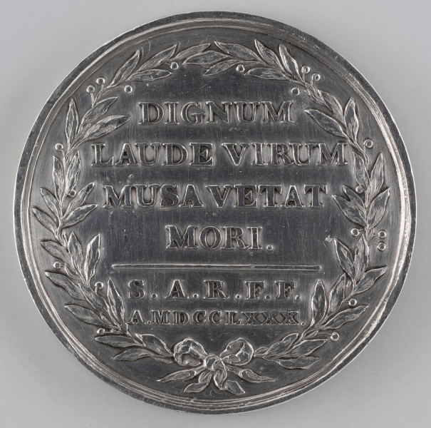 N/394/ML - AV. Popiersie biskupa w profilu w prawo, w sutannie, z orderem Orła Białego na piersiach. W otoku napis rozdzielony na dole przez wizerunek:
IGNATIUS KRASICKI PRINC : EPISC : VARM : N . A . MDCCXXXV
Sygnatura: .P. HOLZHAEUSSER.F.

RV. Czterowierszowy napis:
DIGNUM / LAUDE VIRUM / MUSA VETAT / MORI . 
Niżej pod poziomą kreską :
S.A.R. F.F. / A.MDCCLXXX
W otoku wieniec z gałązek laurowych, przewiązanych na dole wstążką.