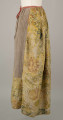 E/880/ML - Spódnica wykonana z brokatu, różnobarwna w kwiaty. Przewaga koloru złotego. Posiada lnianą podszewkę. Na przodzie wstawione lniane płótno w pasy. Noszona przez zamężne kobiety, bogate mieszczki tarnogrodzkie.