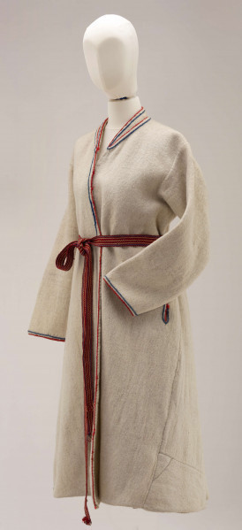 Sukmana kobieca, odświętna, szyta ręcznie z samodziałowego, folowanego sukna w kolorze białym. Nieodcinana w talii, przody bez zapięcia. Rękawy długie, lekko zwężone ku dołowi. Na bokach poniżej talii wstawione trójkątne kliny, które tworzą fałdy. W szwach łączących przody z klinami – tzw. ślepe kieszenie. Ozdobiona czerwonym i granatowym sznureczkiem wełnianym: na kołnierzyku, na przodzie,  dole rękawów oraz na bokach poniżej talii i przy kieszeniach. Często przepasywana była wełnianą krajką.