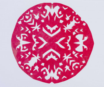 Wycinanka różowa w formie koła, koło ażurowane, wewnątrz ażur w kształcie litery V, bliżej ażur w kształcie motylków i innych motywów bliżej nieokreślonych. Całość naklejona na biały papier rysunkowy.
