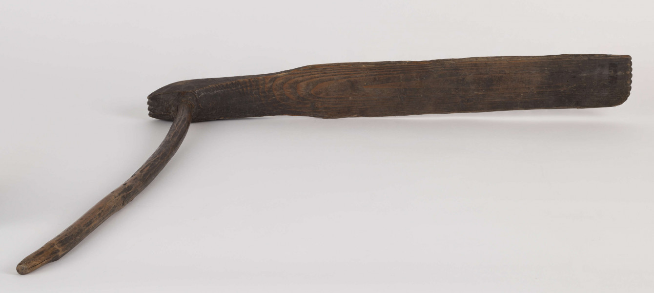 E/3052/ML - Przęślica krężołkowa z przysiadką. Pióro – pionowa beleczka i przysiadka z samorodnego drewna sosnowego. Krężel ruchomy w kształcie wydłużonego stożka. Obsadka przysiadki nieco podgięta ku górze, zakończona wyrzeźbionymi 3 zębami. Służy do umocowywania wełny, lnu lub konopi, przy wici nici za pomocą wrzeciona.