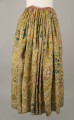 E/880/ML - Spódnica wykonana z brokatu, różnobarwna w kwiaty. Przewaga koloru złotego. Posiada lnianą podszewkę. Na przodzie wstawione lniane płótno w pasy. Noszona przez zamężne kobiety, bogate mieszczki tarnogrodzkie.