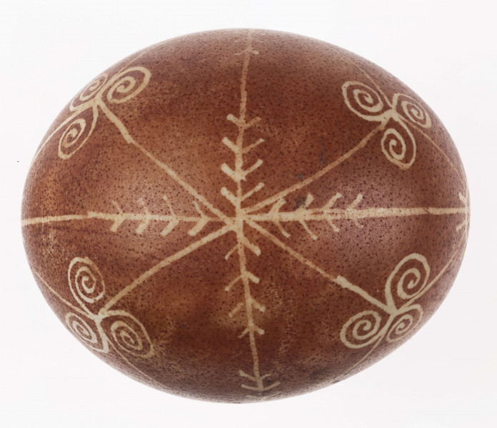 E/1296/ML - Technika batik. Podział na podłużny na 4 części, podział poprzeczny na 2 części. Motyw trykwetru. Barwa tła brązowa, barwa motywu biała.