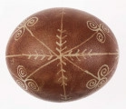 E/1296/ML - Technika batik. Podział na podłużny na 4 części, podział poprzeczny na 2 części. Motyw trykwetru. Barwa tła brązowa, barwa motywu biała.