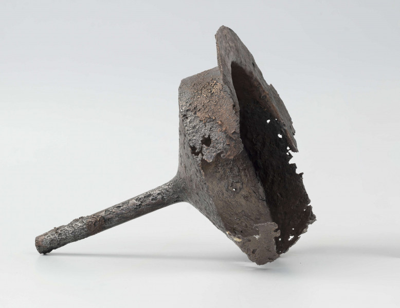 Umbo stożkowate z wyokim tępym kolcem.
Żelazne umbo, czyli szczyt tarczy jest wraz z mieczem z miedzianą inkrustacją wyobrażającą Marsa i Victorię, grotami, okuciem drzewca i parą ostróg, częścią bogatego ekwipunku wojownika kultury przeworskiej z okresu rzymskiego, odkrytego w grobie ciałopalnym na stanowisku archeologicznym w Podlodowie koło Tomaszowa Lubelskiego. Egzemplarz z Podlodowa posiada długi tępy kolec. Wyjątkowy jest sposób wykonania tej broni. Żelazna kopuła i kołnierz umba zostały bowiem pokryte warstwą miedzianej blachy, co ma walor estetyczny oraz świadczy o wysokim poziomie ówczesnej metalurgii. 