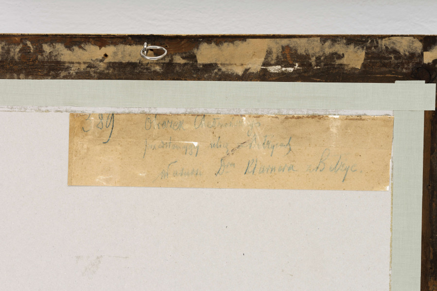 Widok ulicy w miasteczku.. W centrum kompozycji szeroka, niebrukowana droga. Po obu jej stronach niewielkie domy. Zabudowania parterowe, drewniane, kryte dachami naczółkowymi. Na pierwszym planie, po prawej dom ukazany od strony szczytu, za nim dachy dwóch kolejnych zabudowań. Po lewej rząd domów usytuowanych elewacją w stronę drogi, obok żuraw i stojący przy jednym z budynków wóz. Przedstawienie utrzymane w szerokiej gamie szarości i błękitów.
