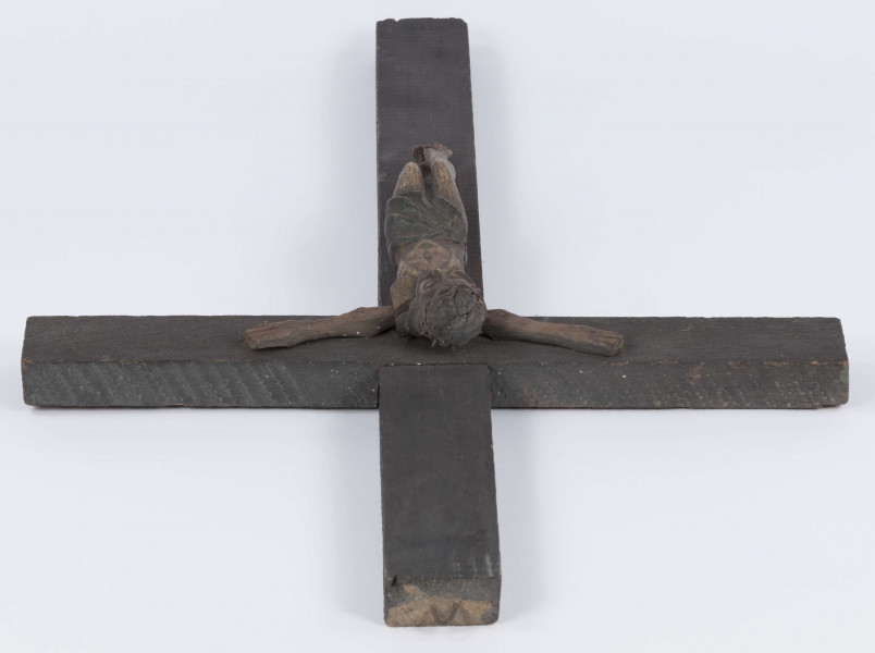 E/371/ML - Rzeźba w drewnie przedstawiająca Chrystusa Ukrzyżowanego na krzyżu sosnowym. Głowa w cierniowej koronie, schylona lekko w prawa stronę. Ciało nagie. Polichromowana, kolor brązowy. Ręce nieudolnie dorobione przez innego rzeźbiarza, z innego drewna. 