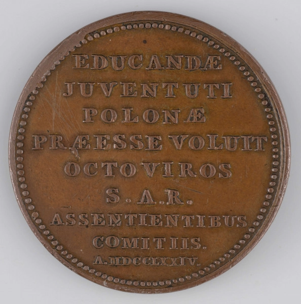 N/2619/ML - AV. Głowa króla w profilu w prawo, przepasana opaską. W otoku napis:
STANISLAUS AUGUSTUS D . G . REX POLONIAE M . D . LITUA . 
Sygnatura: I.P.H.

RV. Dziewięciowierszowy napis:
EDUCANDE / JUVENTUTI / POLONAE / PRAEESSE VOLUIT / OCTO VIROS / S.A.R. / ASSENTIENTIBUS / COMITIIS . / A.MDCCLXXIV . 
Całość ujęta otokiem perełkowym.
