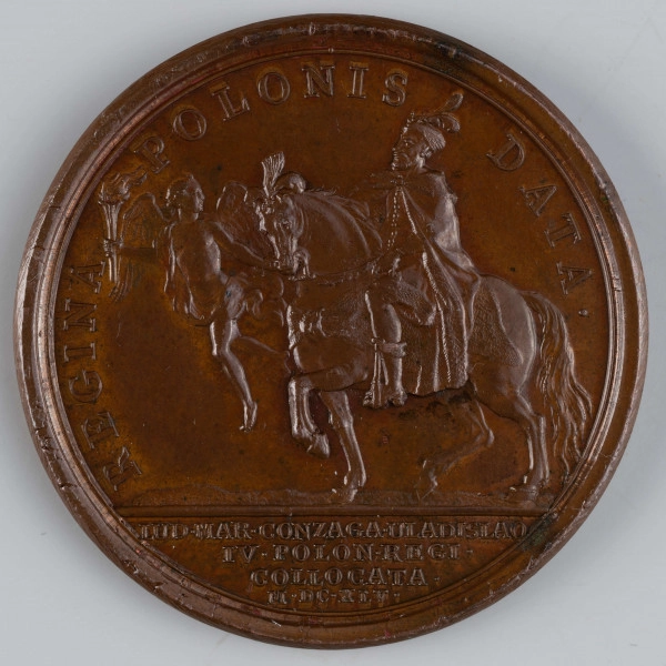 N/1521/ML - AV. Głowa Ludwika XIV w profilu w prawo. W otoku napis rozdzielony na dole przez wizerunek:
LUDOVICUS XIIII . REX CHRISTIANISSIMUS .
U dołu sygnatura; J.MAVGER.F.

RV. Scena alegoryczna, w lewo: Uskrzydlony Hymen z pochodnią w dłoni prowadzi konia, na którym siedzi polski poseł. Wokół kompozycji napis rozdzielony przez nią po bokach:
REGINA - POLONIS - DATA . 
U dołu w odcinku czterowierszowy napis:
LUD . MAR . CONZAGA . ULADISLAO / IV . POLON . REGI . / 
COLLOCATA . / M . DC . XLV .