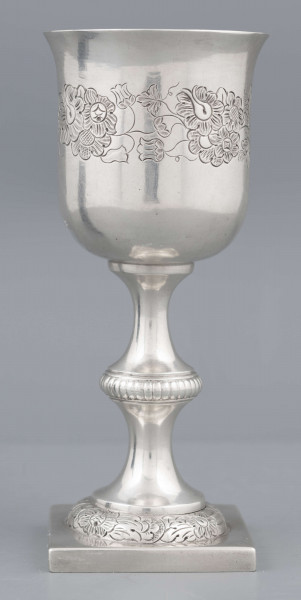 S/Mt/62/ML - Czara dzwonowata z lekko wywiniętym brzegiem, trzon z płaskim nodusem, stopa okrągła, wysklepiona, na kwadratowej plincie. Na czarze ryta wić kwiatowa, brzeg nodusa karbowany, brzeg stopy pokryty wzorem roślinno-kwiatowym.
