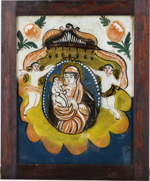 Obraz na szkle. W centrum owalnego medalionu na granatowym tle Madonna w różowej szacie, szalu na głowie  oraz brązowym płaszczu, trzymająca na prawej ręce małego Chrystusa, w białej szacie. Wokół głów złota aureola. Kontury ciała zaznaczone brązową farbą. Szaty, włosy, brwi zaznaczone i podkreślone czarną farbą. Suknia Marii cieniowana białymi liniami. Medalion podtrzymują dwa anioły ze złotymi skrzydłami, jeden ze złotą przepaską, drugi z różową. Ciała białe, kontury brązowe, włosy, brwi, oczy – czarne. Całość znajduje się na tle stylizowanej tarczy herbowej, z dołem w kształcie półokrągłych płatków; kolor oliwkowo-różowy. Tło od dołu do połowy granatowe, do góry białe. W dwu górnych rogach kwiaty różowe, w kształcie kul, zielonymi gałązkami. Ramki z prostych listewek w kolorze ciemnobrązowym.