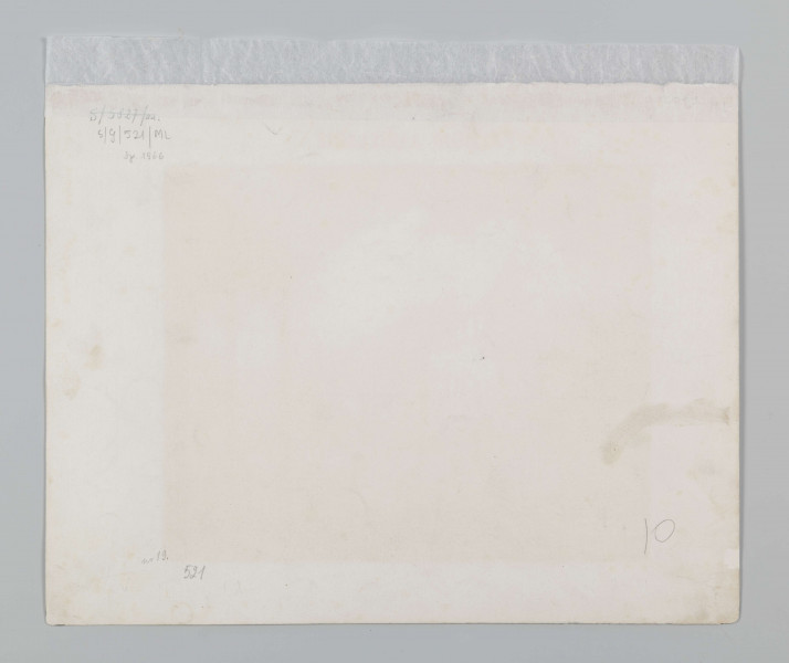 S/G/521/ML - Widok rynku w Kazimierzu Dolnym w ujęciu od strony Fary. Na pierwszym planie po prawej fragment wspartego na drewnianych słupach podcienia. W pobliżu podcienia oraz na płycie rynku liczne grupy postaci. Po lewej zabudowę pierzei południowo - wschodniej tworzy zwarty ciąg zabudowań. Na pierwszym planie budynek z arkadowym podcieniem, przy którym zgromadzeni ludzie. W głębi kamienice Przybyłów - 