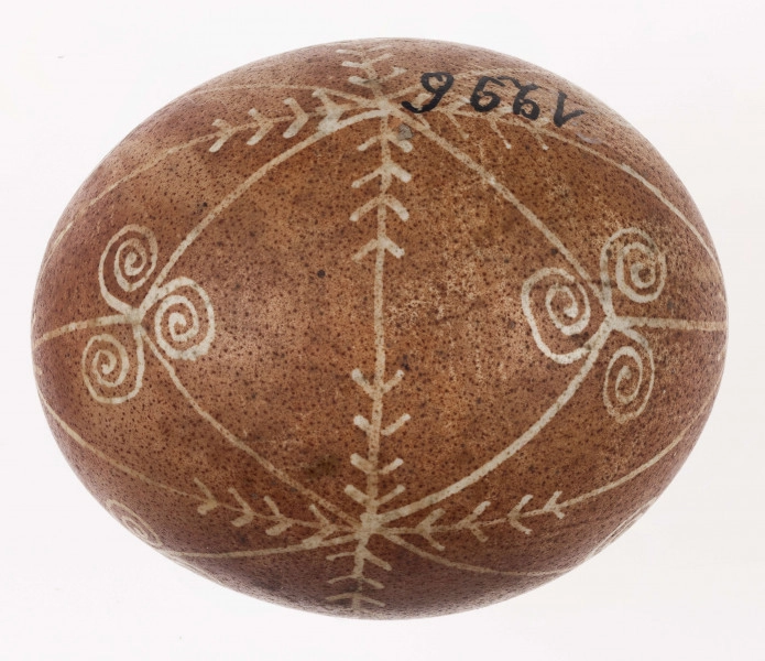 E/1296/ML - Technika batik. Podział na podłużny na 4 części, podział poprzeczny na 2 części. Motyw trykwetru. Barwa tła brązowa, barwa motywu biała.