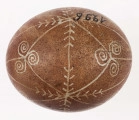 E/1296/ML - Technika batik. Podział na podłużny na 4 części, podział poprzeczny na 2 części. Motyw trykwetru. Barwa tła brązowa, barwa motywu biała.