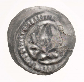 Popiersie księcia na wprost w mitrze na głowie i z gałązką palmową w lewej dłoni. Wokół popiersie obwódka. Napis z lewej strony głowy księcia niewidoczny.