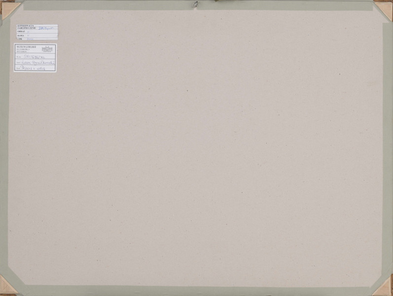 S/G/1686/ML - Pejzaż. Na pierwszym planie łagodnie wypiętrzone, opadające ku prawej stronie kompozycji wzgórze z usytuowaną przy krawędzi willą w stylu zakopiańskim. Budynek na wysokiej podmurówce, z facjatkami w kondygnacji strychowej. Ściany domu w ocieniu oranżu, dach kryty szarym gontem. Otoczona sztachetowym płotem. W oddali, na zboczu niewielka chata. Na linii horyzontu spowite mgłą góry i niebo utrzymane w tonacji szarości.
