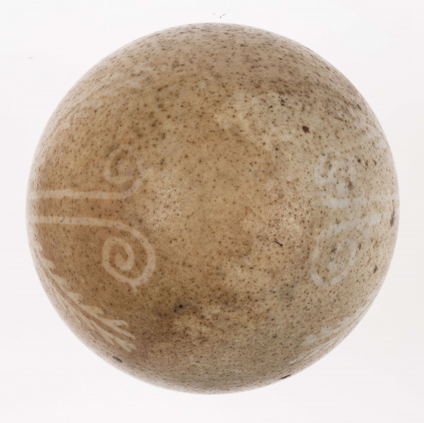 E/1309/ML - Technika batik. Motyw krzyża. Barwa tła brązowa, barwa motywu biała.