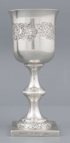 S/Mt/62/ML - Czara dzwonowata z lekko wywiniętym brzegiem, trzon z płaskim nodusem, stopa okrągła, wysklepiona, na kwadratowej plincie. Na czarze ryta wić kwiatowa, brzeg nodusa karbowany, brzeg stopy pokryty wzorem roślinno-kwiatowym.
