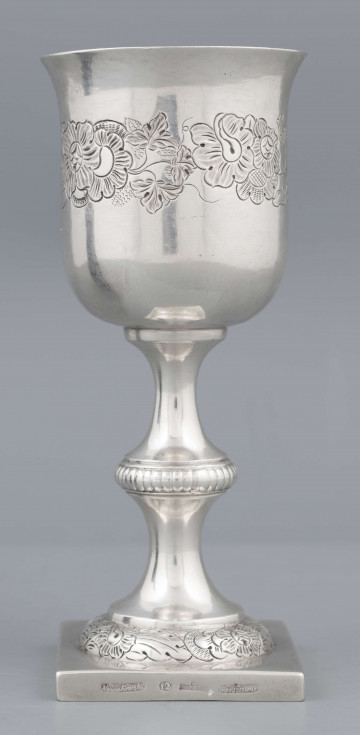 S/Mt/62/ML - Czara dzwonowata z lekko wywiniętym brzegiem, trzon z płaskim nodusem, stopa okrągła, wysklepiona, na kwadratowej plincie. Na czarze ryta wić kwiatowa, brzeg nodusa karbowany, brzeg stopy pokryty wzorem roślinno-kwiatowym.
