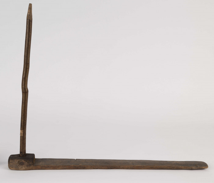 E/944/ML - Przęślica krężołkowa z przysiadką. Złożona z grubej poziomej przysiadki, w której przy jednym końcu osadzona jest pionowa beleczka, zw. piórem. Krężla brak. Podstawa ma przekrój kwadratowy. Przęślica wykonana z drewna sosny, pióro z leszczyny. Zarówno pióro, jak i przysiadka, nie jest pokryta żadnym ornamentem. Służyła do umocowywania wełny, lnu czy konopi, przy wiciu przędzy za pomocą wrzeciona.