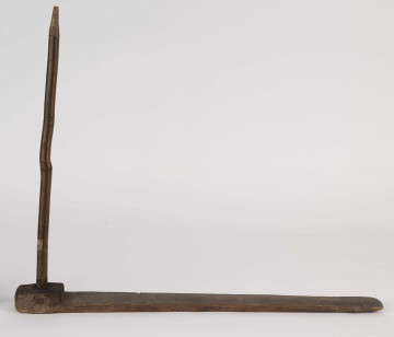 E/944/ML - Przęślica krężołkowa z przysiadką. Złożona z grubej poziomej przysiadki, w której przy jednym końcu osadzona jest pionowa beleczka, zw. piórem. Krężla brak. Podstawa ma przekrój kwadratowy. Przęślica wykonana z drewna sosny, pióro z leszczyny. Zarówno pióro, jak i przysiadka, nie jest pokryta żadnym ornamentem. Służyła do umocowywania wełny, lnu czy konopi, przy wiciu przędzy za pomocą wrzeciona.