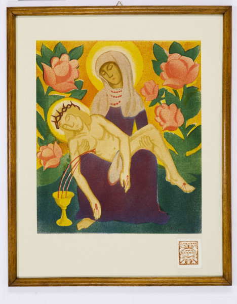 Pieta. Centralnie umieszczona postać Marii trzymająca na kolanach ciało Chrystusa. Maria w pozycji siedzącej, 3/4 w lewo, głowa lekko przechylona na bok. Twarz o schematycznie zaznaczonych rysach, karnacja przybierająca kolor rozbielonego ugru. Ubrana w fioletową, długą suknię, spod której widoczna prawa stopa, pod szyją czerwone korale. Na głowie jasnobeżowy welon, dookoła głowy nimb. Na kolanach Marii miękko ułożone ciało Chrystusa. Ręce bezwładnie opadające, głowa otoczona nimbem, na głowie korona cierniowa. Rysy twarzy schematyczne. Ciało nagie, na wysokości bioder perisonium. W prawym boku rana, z której 
wypływają do stojącego obok kielicha trzy strugi krwi. W tle, po obu stronach postaci stylizowane kwiaty. Postać Chrystusa określona grubym konturem, tło przedstawienia oranżowe, płaszczyzna podłoża w tonacji ciemnej zieleni.
