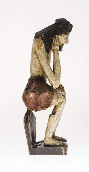 Rzeźba drewniana przedstawiająca postać Chrystusa Frasobliwego. Wykonana z jednego kawałka drewna lipowego. Głowa wsparta na prawej dłoni, która opiera się na kolanie. Rzeźba polichromowana: włosy – czarne, podstawa – czarna,. Ciało – białe, perizonium – brązowe. Na podstawie z przodu wyryta data 1864 oraz IHS.