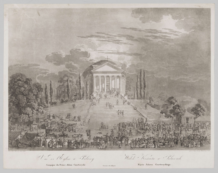 S/G/442/ML - Widok kościoła  p.w. Wniebowziętej Bogurodzicy w Puławach (1800 - 1803) wg proj. Ch. P. Aignera. Budowla na planie koła, z kopułą i 6-kolumnowym portykiem z trójkątnym naczółkiem zwieńczonym krzyżem. Korpus kościoła wieńczy gzyms, na bębnie dwa półkoliste okna. Głowice kolumn korynckie, na architrawie belkowania majuskułowy napis : WNIEBOWZIĘTEY BOGA RODZICY. Po obu stronach świątyni strzeliste drzewa - cyprysy (?) Z lewej strony, w głębi fragment ukrytej wśród drzew dzwonnicy. Do kościoła prowadzą po zboczu szerokie schody o niskich stopniach, na nich grupy postaci. Na pierwszym planie, u stóp wzgórza wielopostaciowa scena figuralna przedstawiająca targ. 
Wśród straganów grupy spacerujących lub kupujących ludzi, jeźdźcy, powozy konne i liczne zwierzęta. W tle za kościołem malowniczo zachmurzone niebo z kłębiącymi się chmurami. Detale odtworzone w sposób szczegółowy, przedstawienie utrzymane w szerokiej gamie 
szarości, operujące miękkimi, ale wyraźnie wyodrębniającymi się plamami.